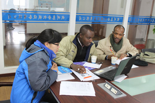 布隆迪客戶與惠合同事洽談現(xiàn)場(chǎng)