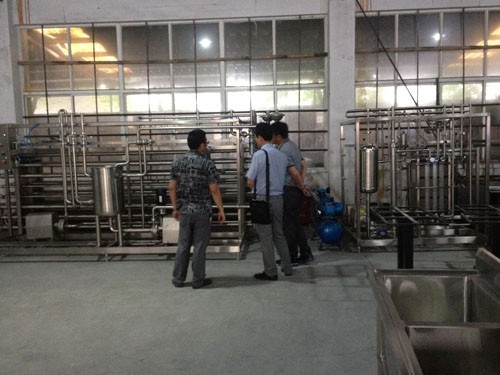 李時珍醫(yī)藥集團(tuán)客戶到工廠參觀樣品