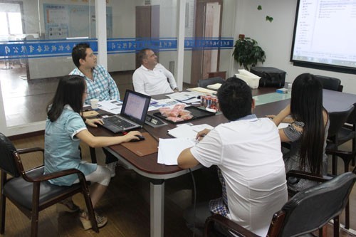 惠合同事與委內(nèi)瑞拉奶酪生產(chǎn)線客戶洽談工藝2