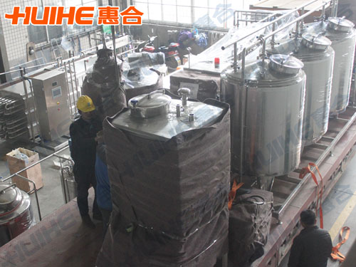 茶飲料生產(chǎn)線設(shè)備裝車中